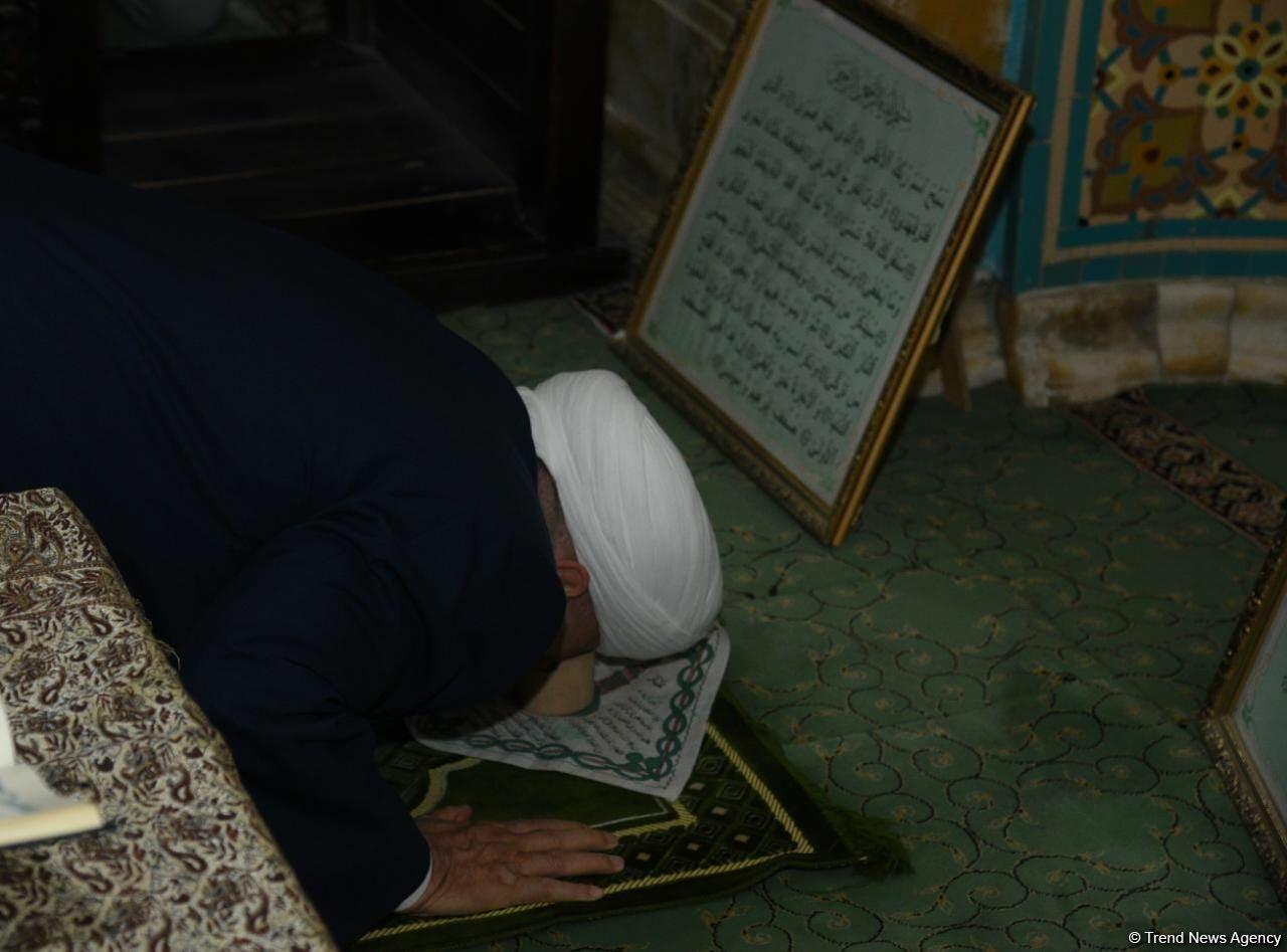 Təzəpir məscidində bayram namazı qılınıb