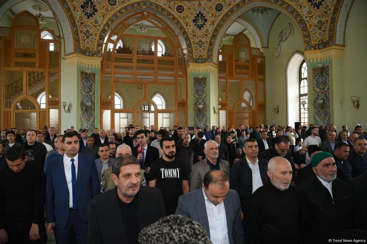 Təzəpir məscidində bayram namazı qılınıb