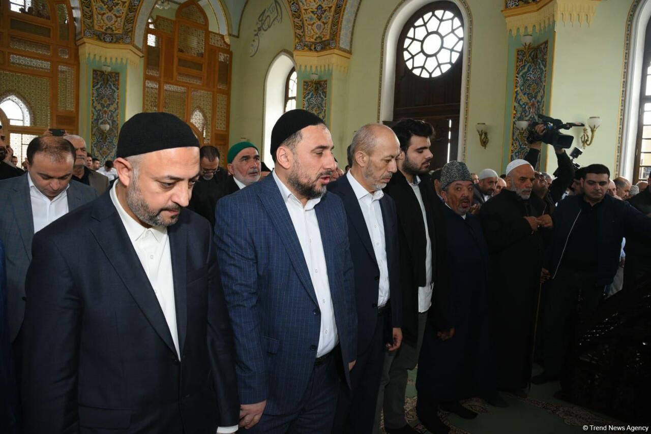 Təzəpir məscidində bayram namazı qılınıb