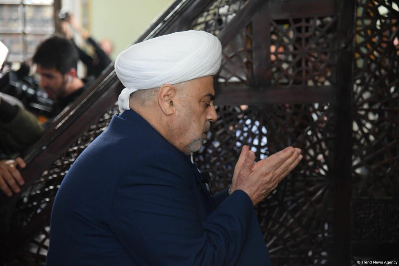 Təzəpir məscidində bayram namazı qılınıb