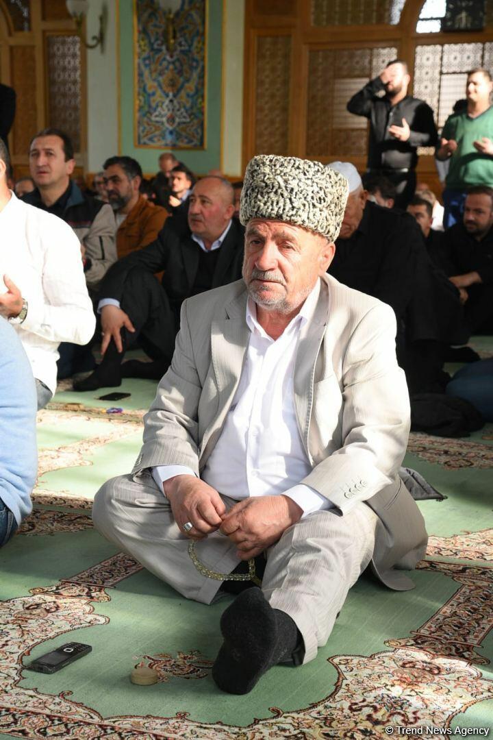 Təzəpir məscidində bayram namazı qılınıb