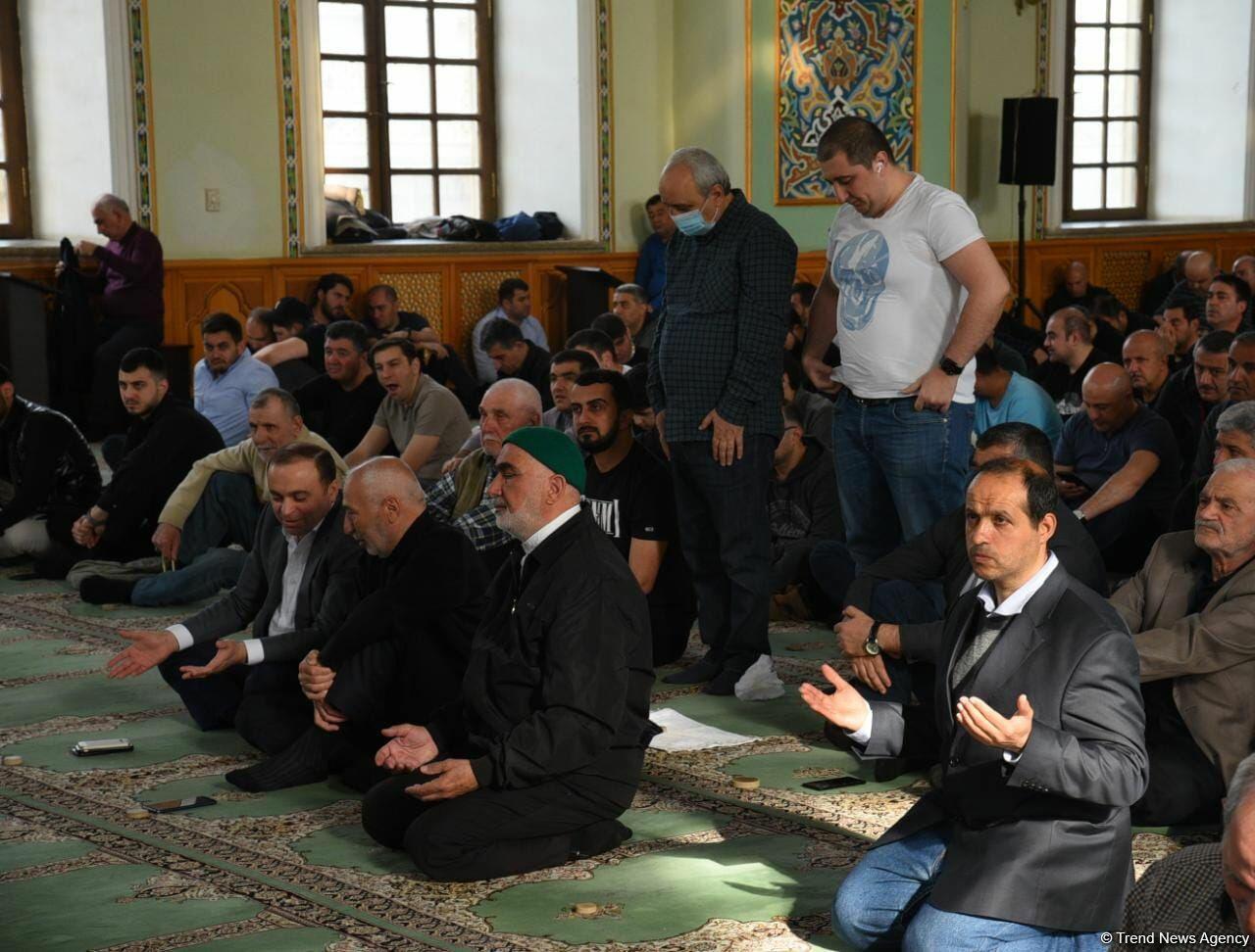 Təzəpir məscidində bayram namazı qılınıb