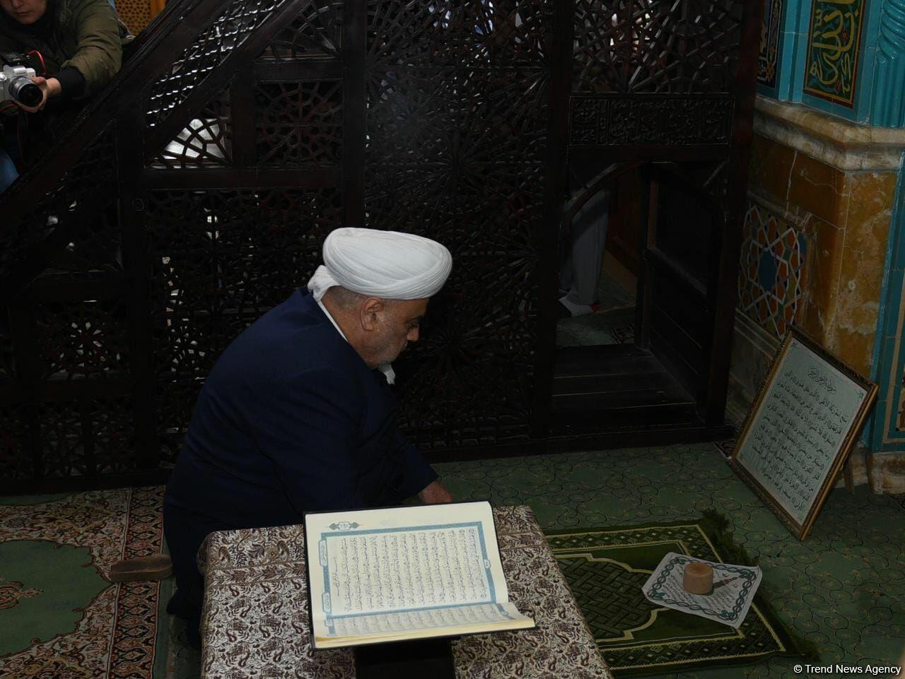 Təzəpir məscidində bayram namazı qılınıb