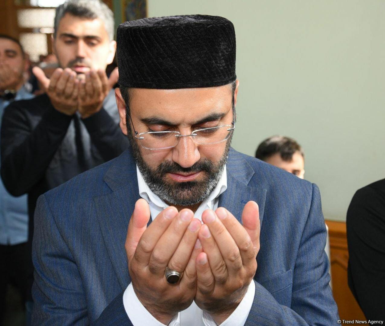 Təzəpir məscidində bayram namazı qılınıb