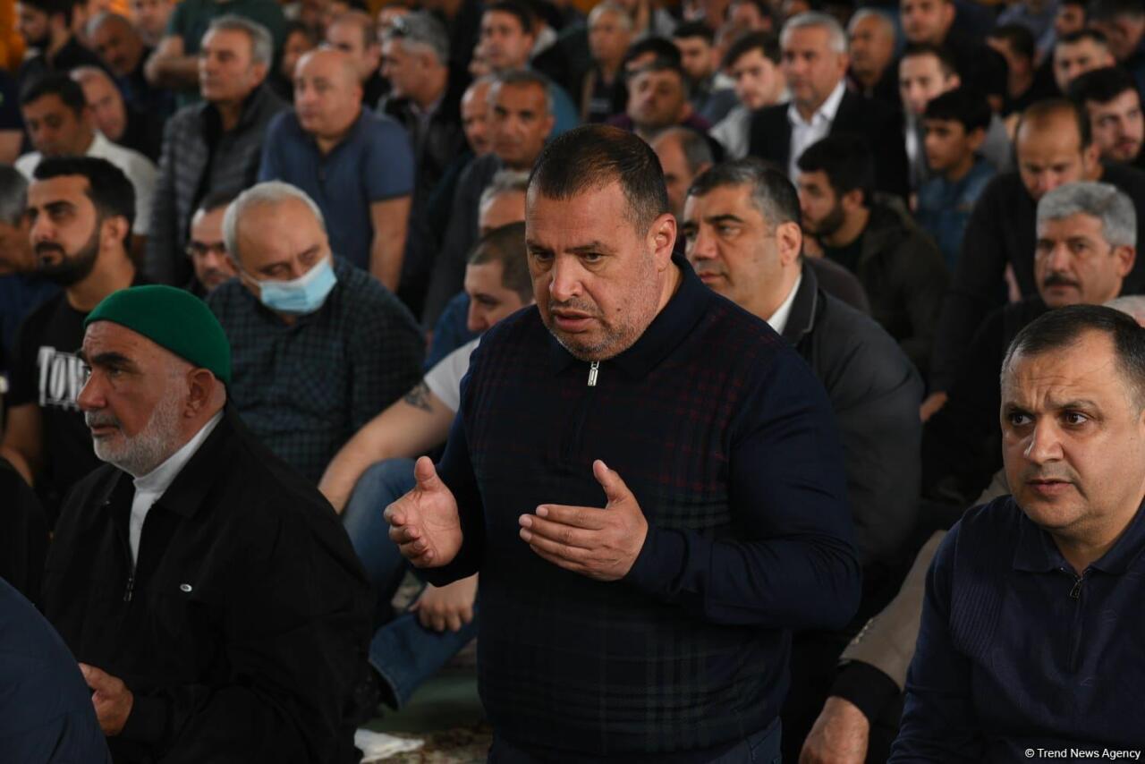 Təzəpir məscidində bayram namazı qılınıb