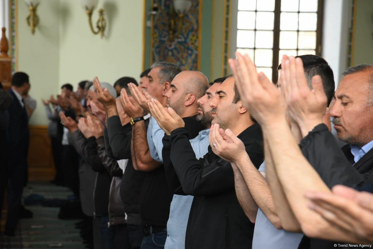 Təzəpir məscidində bayram namazı qılınıb