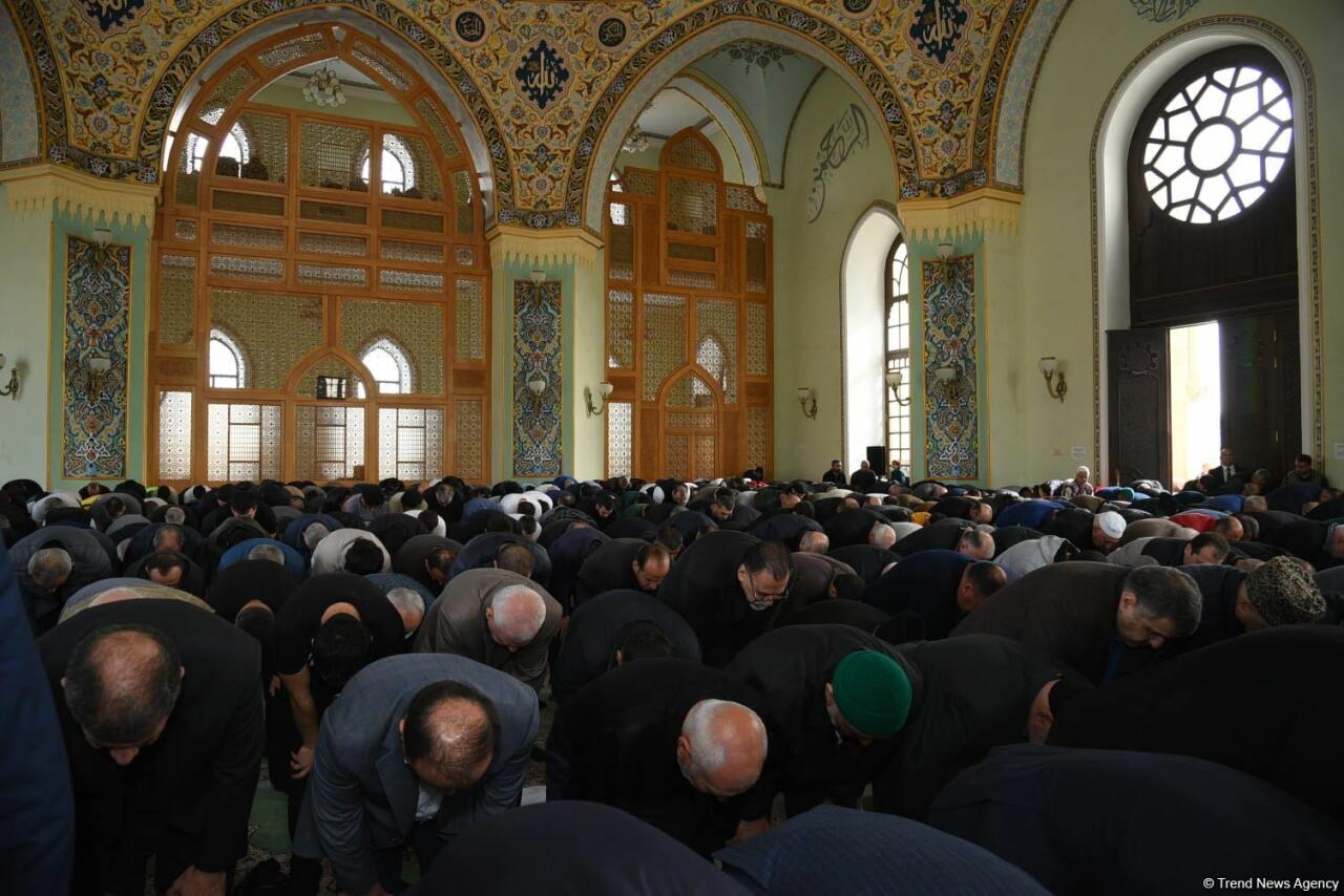 Təzəpir məscidində bayram namazı qılınıb