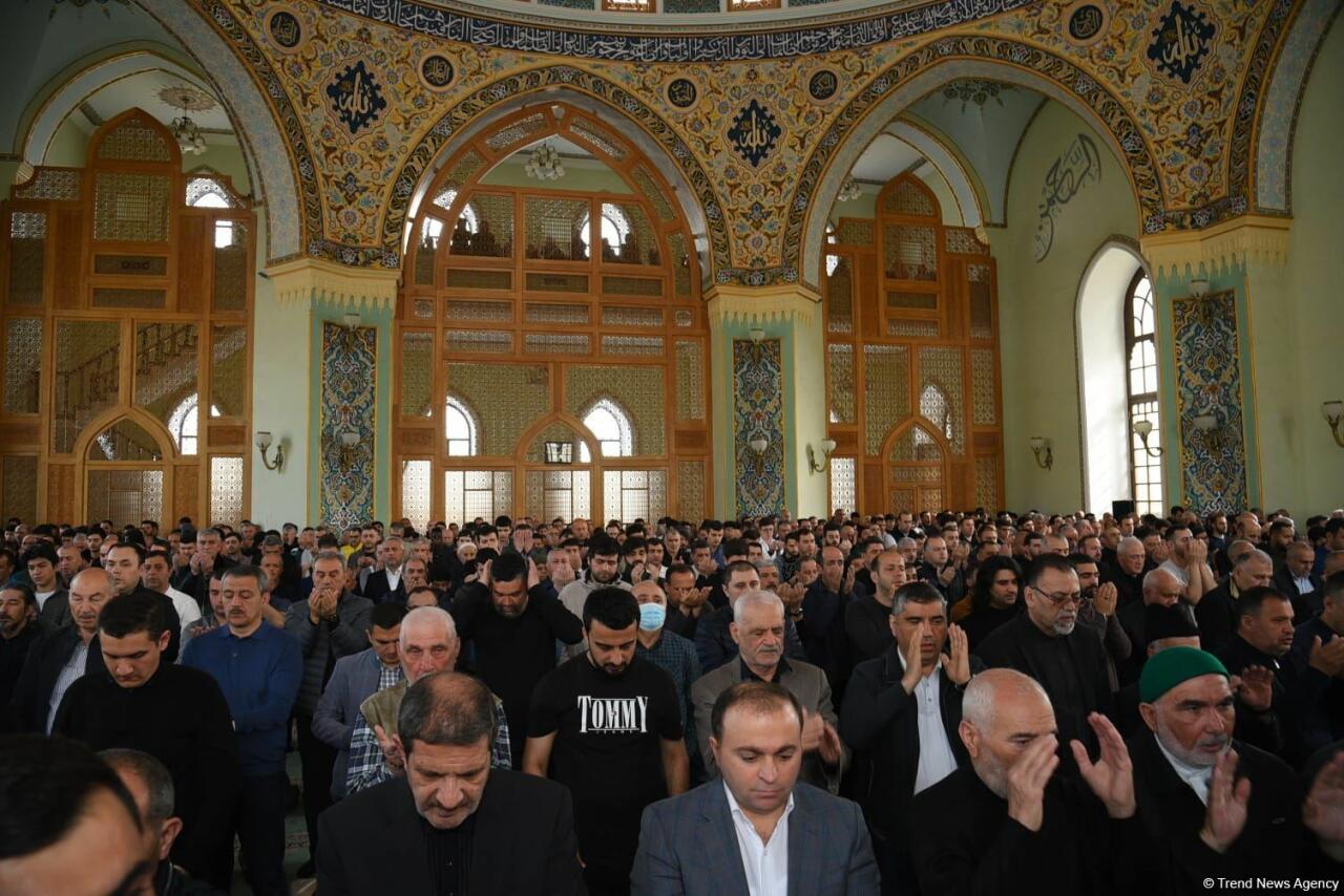 Təzəpir məscidində bayram namazı qılınıb