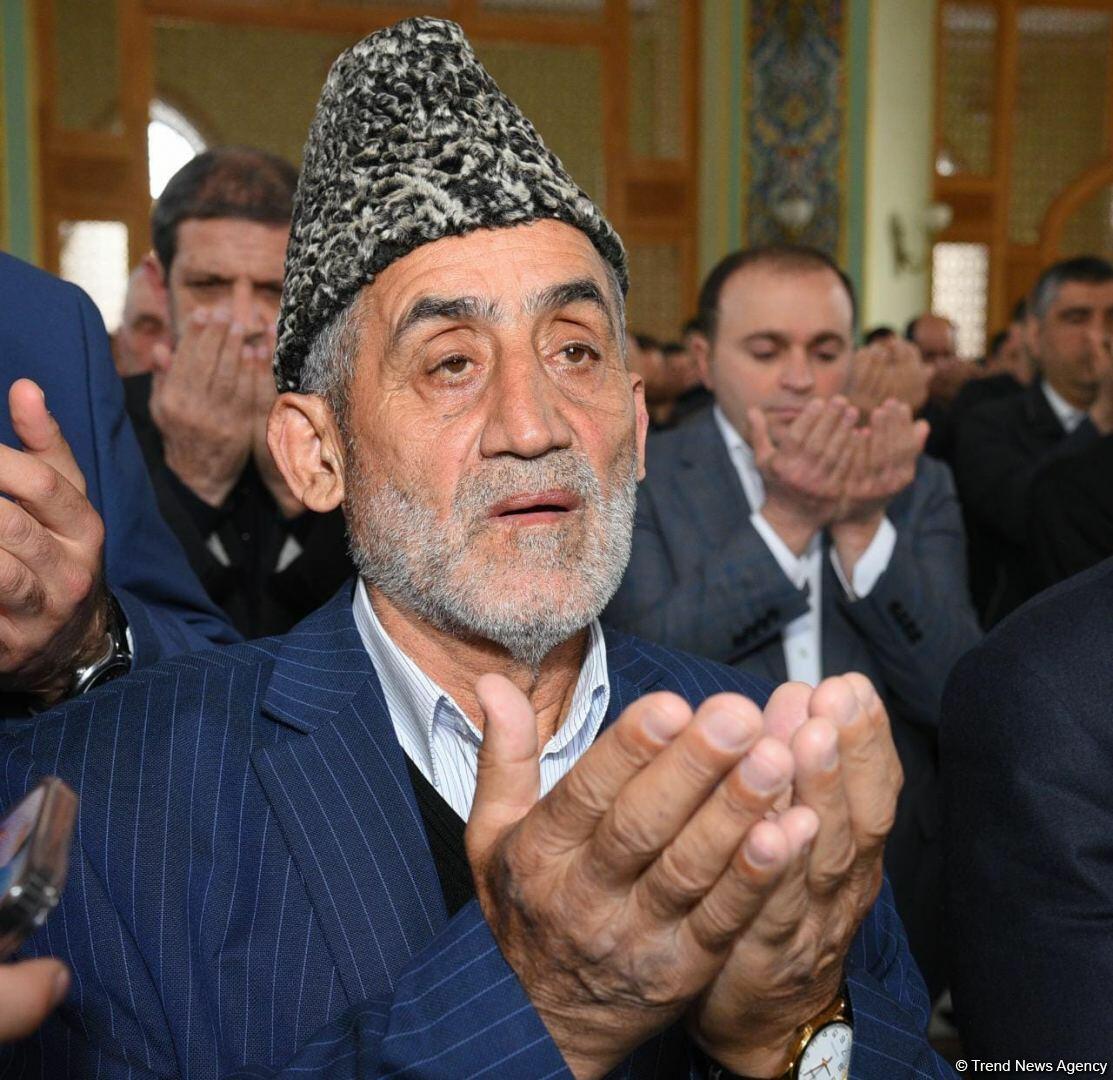 Təzəpir məscidində bayram namazı qılınıb