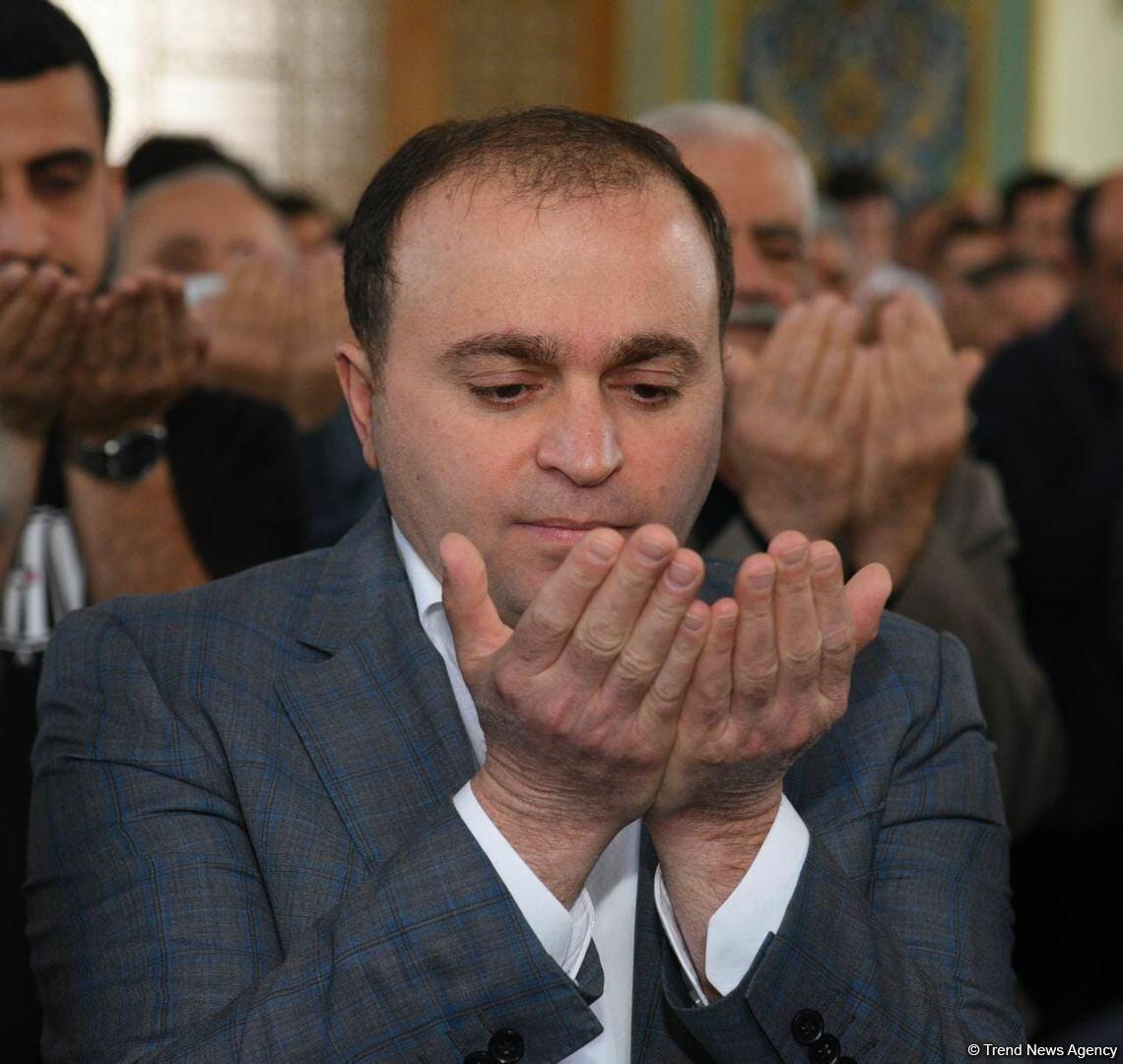 Təzəpir məscidində bayram namazı qılınıb