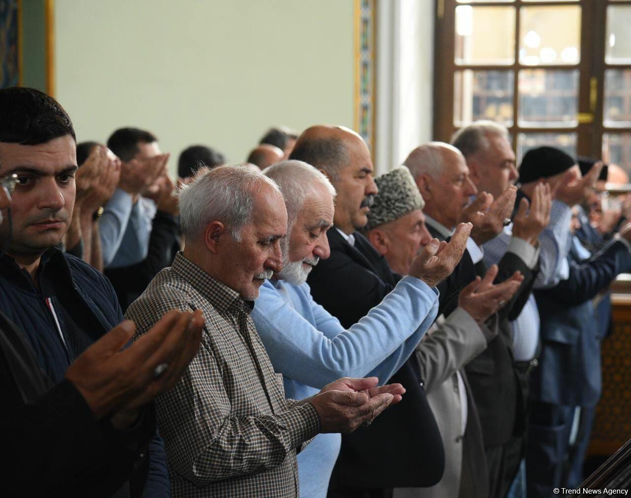 Təzəpir məscidində bayram namazı qılınıb