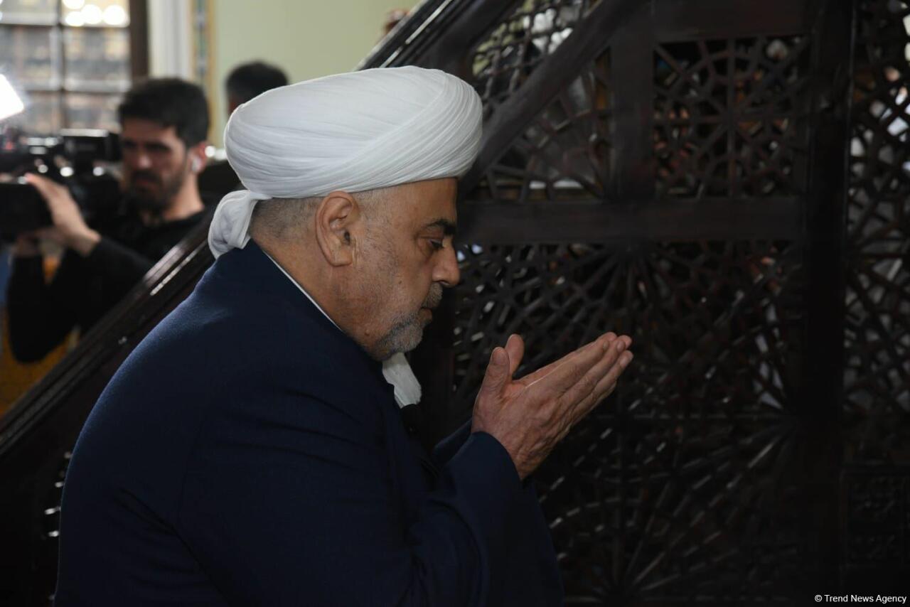 Təzəpir məscidində bayram namazı qılınıb