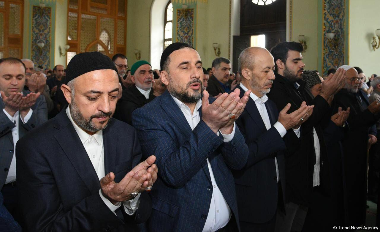 Təzəpir məscidində bayram namazı qılınıb