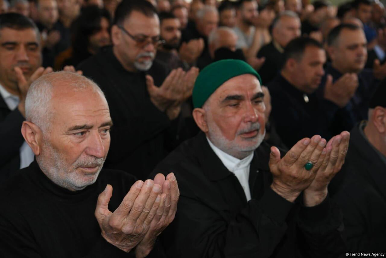 Təzəpir məscidində bayram namazı qılınıb