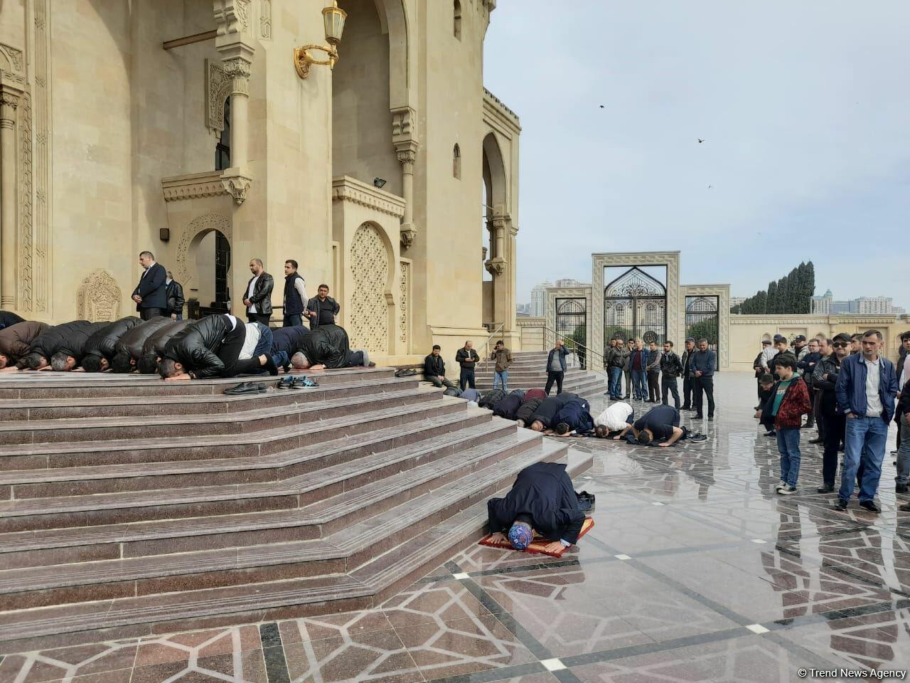 Təzəpir məscidində bayram namazı qılınıb