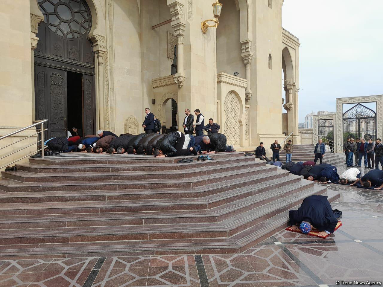 Təzəpir məscidində bayram namazı qılınıb
