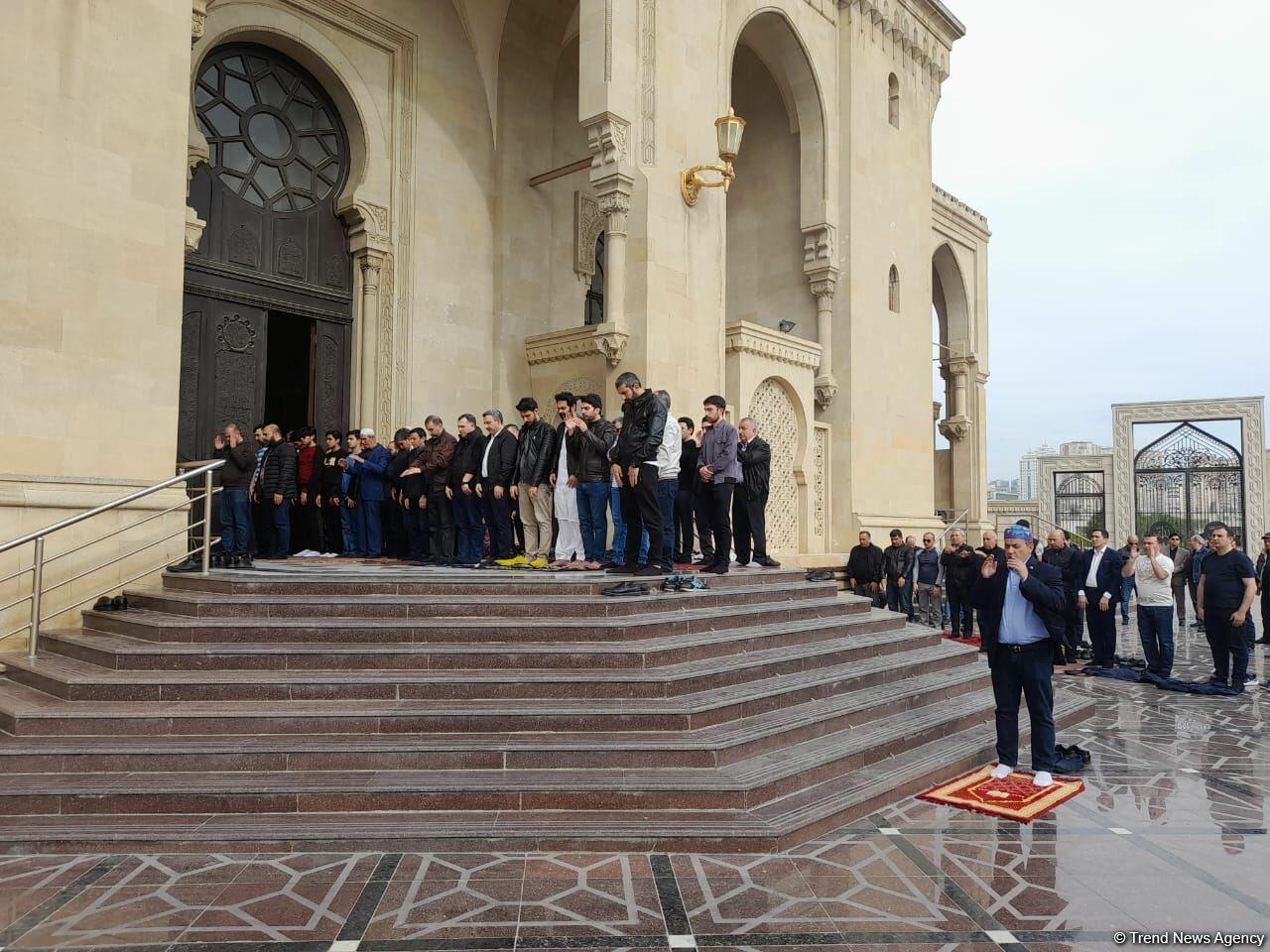 Təzəpir məscidində bayram namazı qılınıb