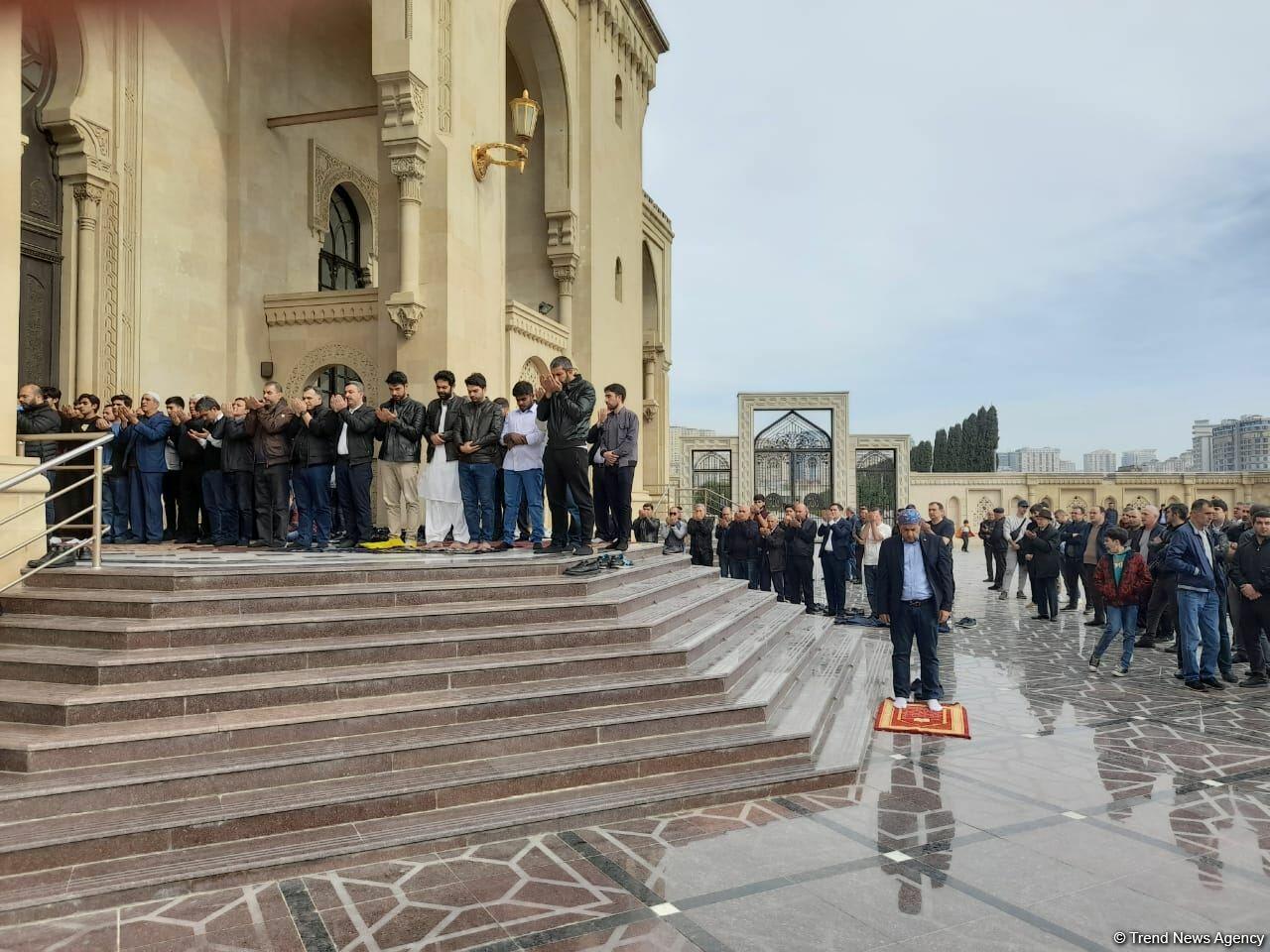 Təzəpir məscidində bayram namazı qılınıb