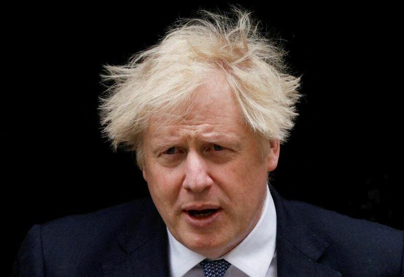 Бориса Джонсона ущипнул страус