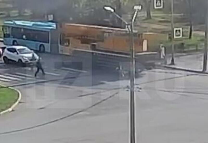 Мальчик чудом выжил, попав под автокран в Петербурге