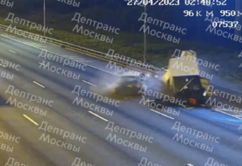 Автомобиль такси врезался в стоящий грузовик в Москве