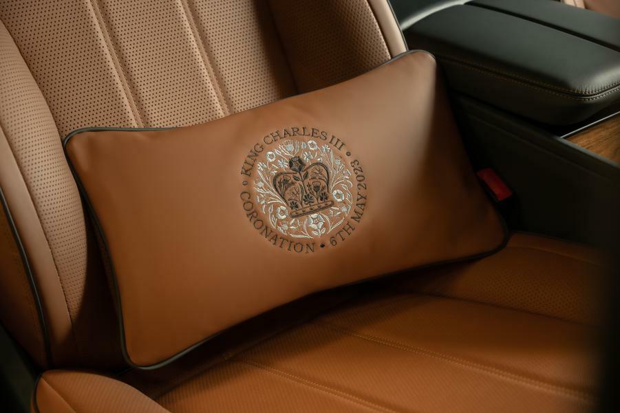 Bentley выпустила особые подушки к коронации Карла III