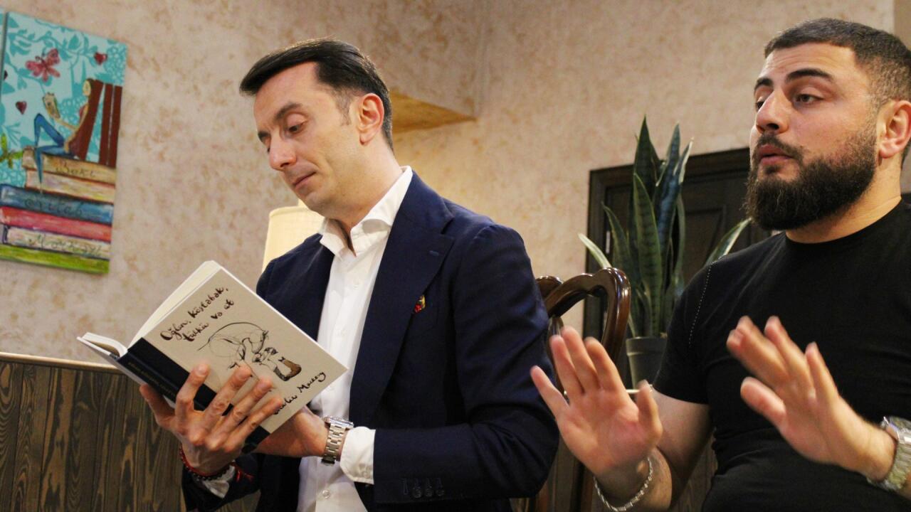Жестовый язык с английским акцентом телеведущего Джейхуна Али