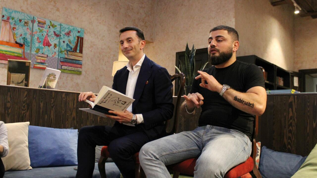 Жестовый язык с английским акцентом телеведущего Джейхуна Али