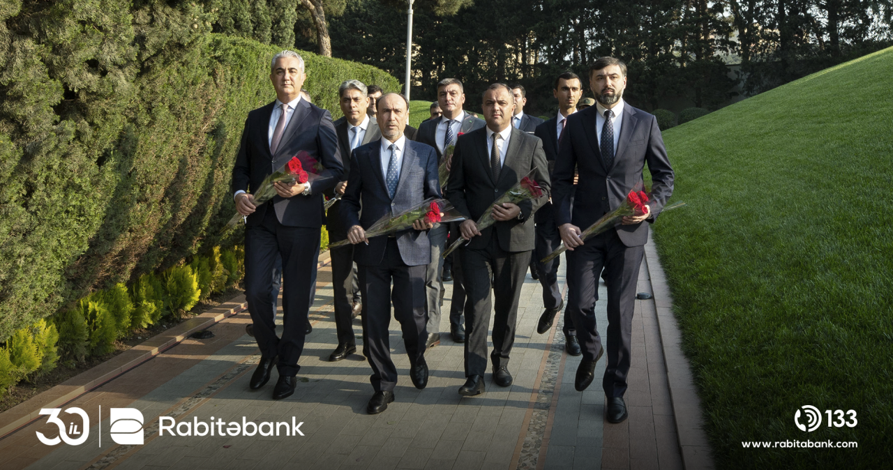 Rabitəbank rəhbərliyi Ümummilli lider Heydər Əliyevin məzarını ziyarət etdi
