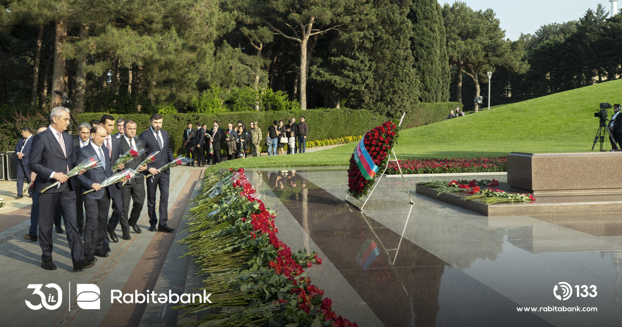 Rabitəbank rəhbərliyi Ümummilli lider Heydər Əliyevin məzarını ziyarət etdi