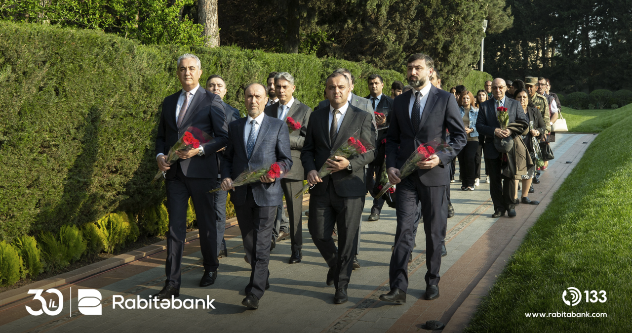 Rabitəbank rəhbərliyi Ümummilli lider Heydər Əliyevin məzarını ziyarət etdi