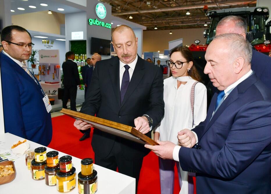 Президент Ильхам Алиев и Первая леди Мехрибан Алиева ознакомились с XVI выставкой Caspian Agro и XXVIII выставкой InterFood Azerbaijan