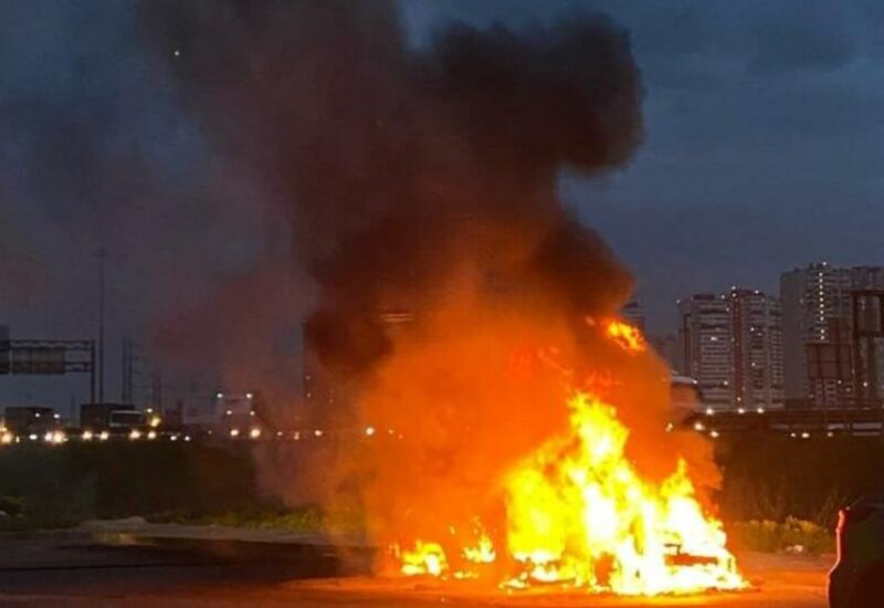 Машина вспыхнула на парковке в Петербурге