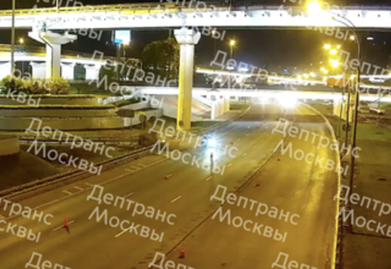 Автомобиль врезался в отбойник после ДТП в Москве