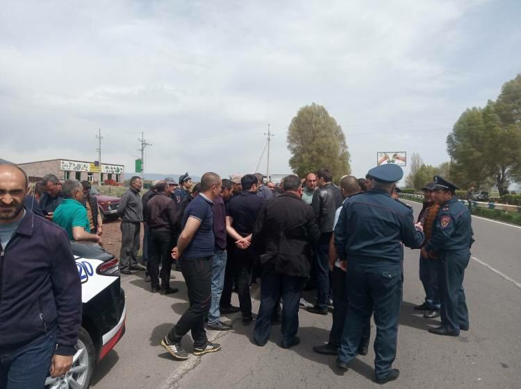 Армяне перекрыли автомагистраль в Ереван