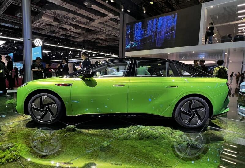 Роскошный седан Hongqi E001 замечен на дороге