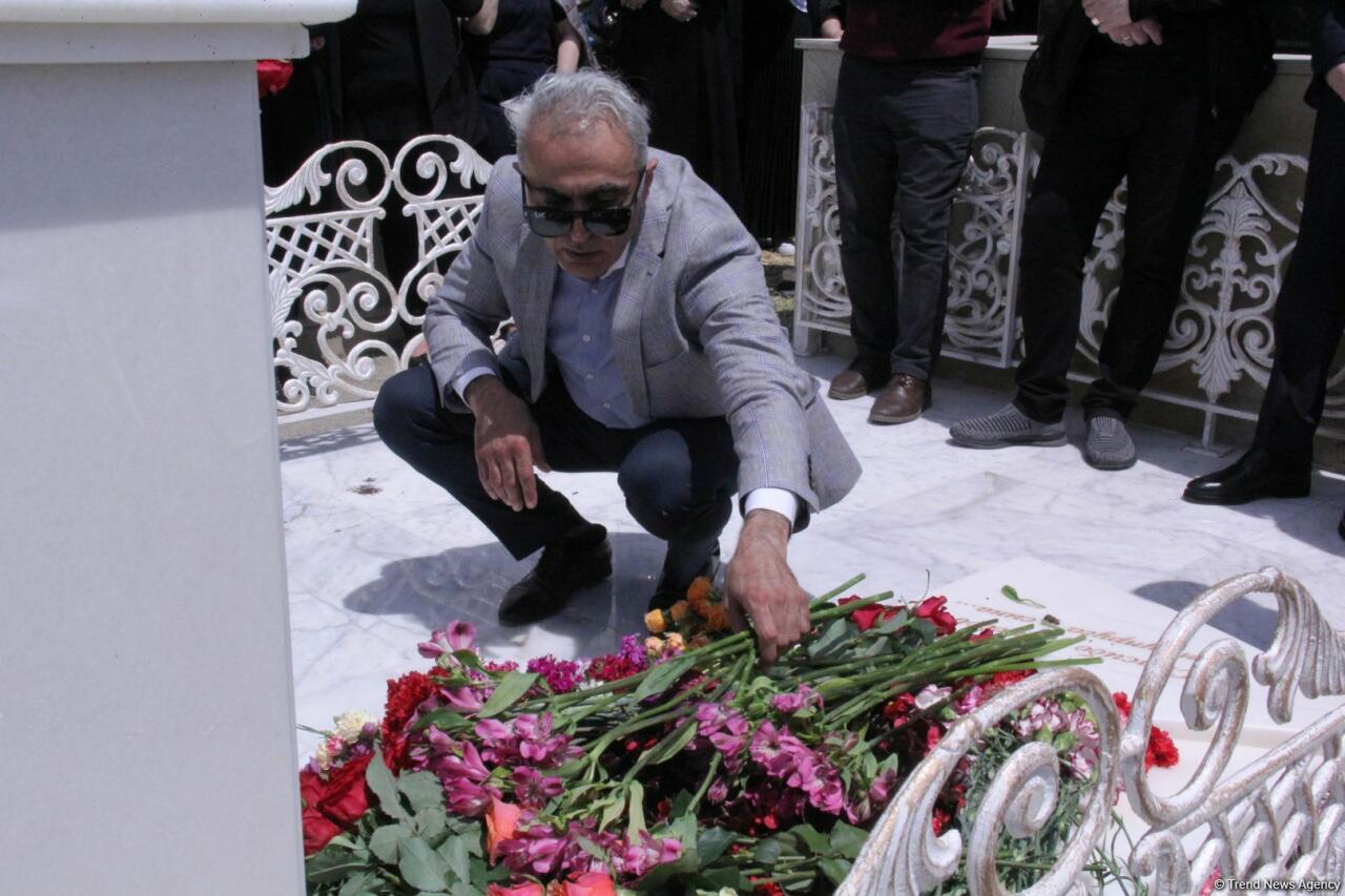 Памяти Ираны Тагизаде – над изголовьем Ангел, рядом театральный столик, прощальные слова на белой мраморной плите, цветы…