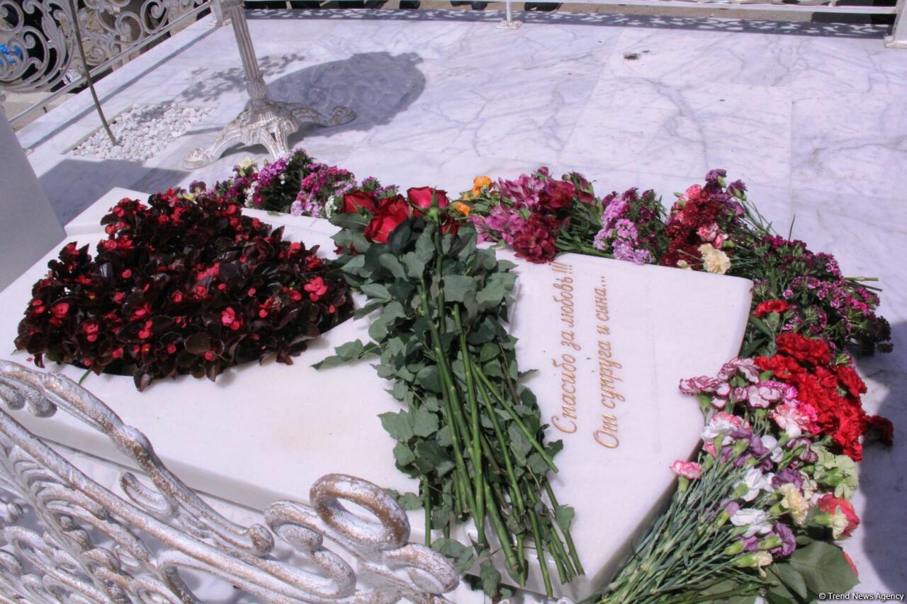 Памяти Ираны Тагизаде – над изголовьем Ангел, рядом театральный столик, прощальные слова на белой мраморной плите, цветы…
