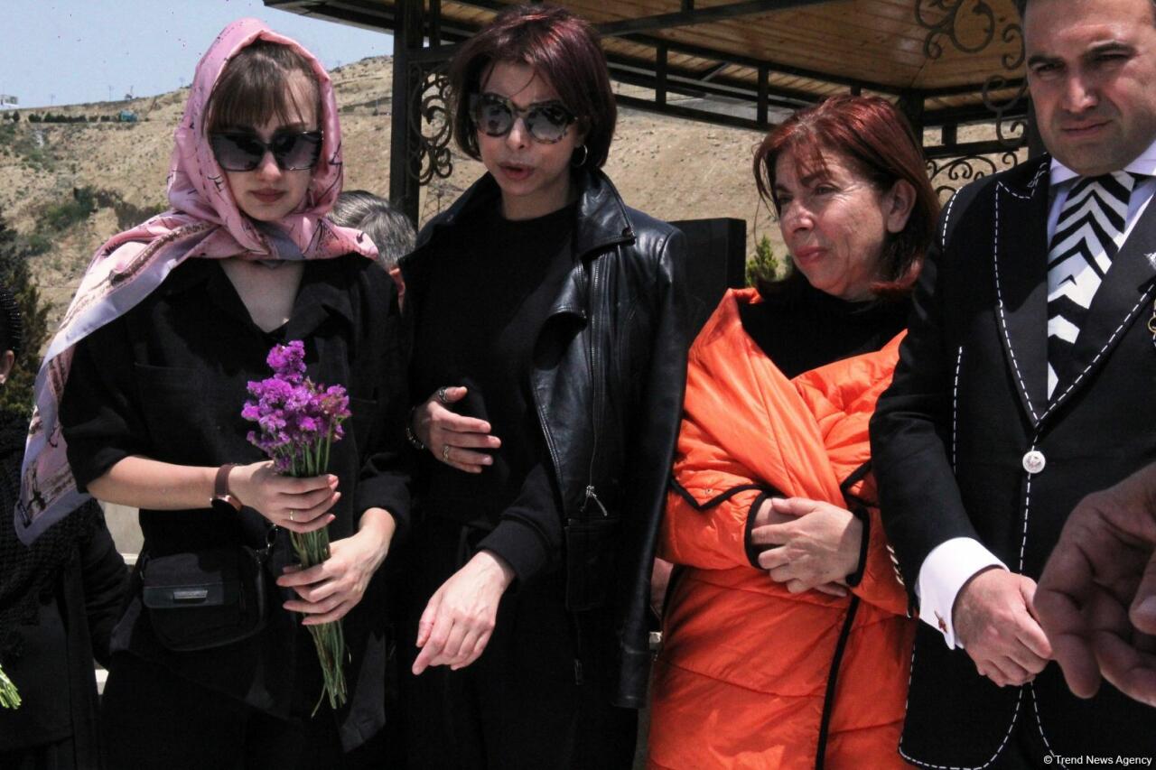 Памяти Ираны Тагизаде – над изголовьем Ангел, рядом театральный столик, прощальные слова на белой мраморной плите, цветы…