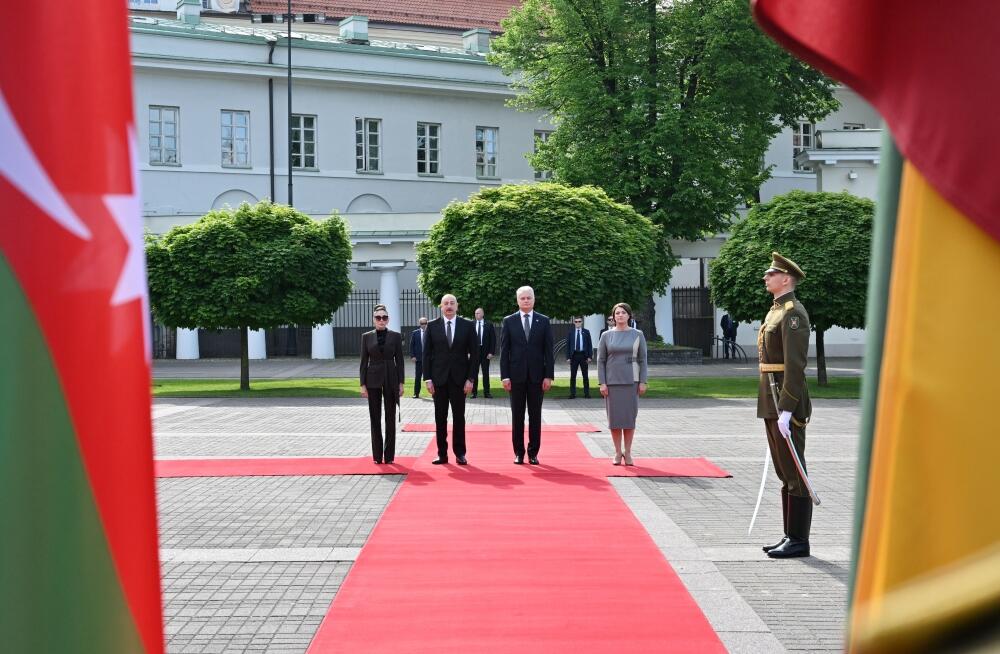 В Вильнюсе состоялась церемония официальной встречи Президента Ильхама Алиева