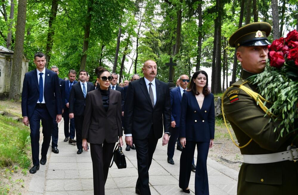 Президент Ильхам Алиев и Первая леди Мехрибан Алиева посетили мемориал в память о погибших в борьбе за независимость Литвы