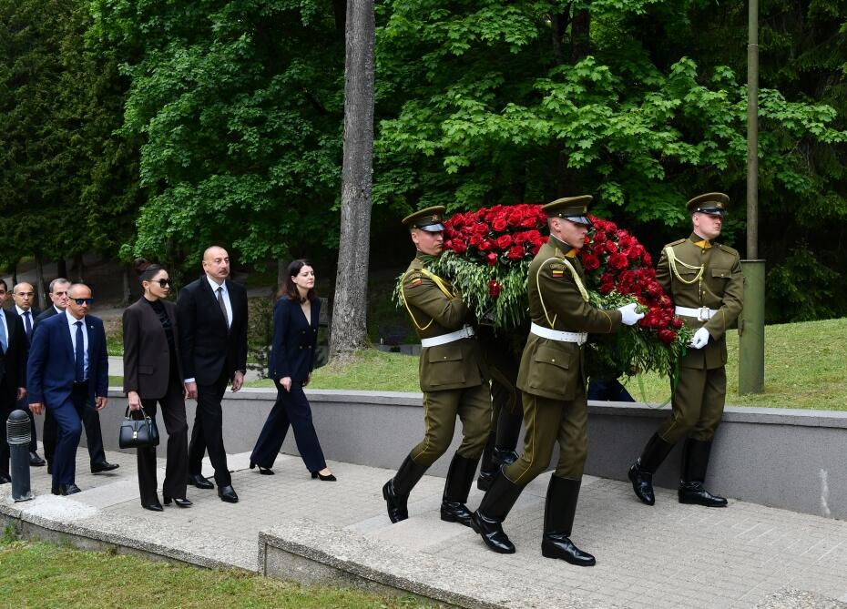 Президент Ильхам Алиев и Первая леди Мехрибан Алиева посетили мемориал в память о погибших в борьбе за независимость Литвы