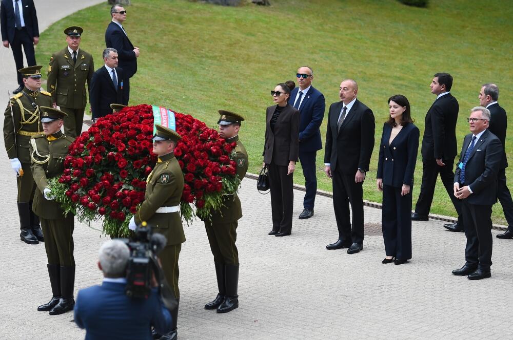 Президент Ильхам Алиев и Первая леди Мехрибан Алиева посетили мемориал в память о погибших в борьбе за независимость Литвы