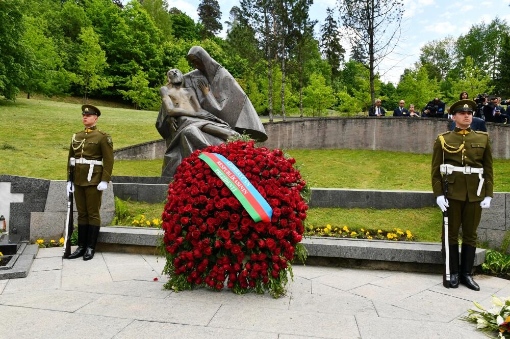 Президент Ильхам Алиев и Первая леди Мехрибан Алиева посетили мемориал в память о погибших в борьбе за независимость Литвы