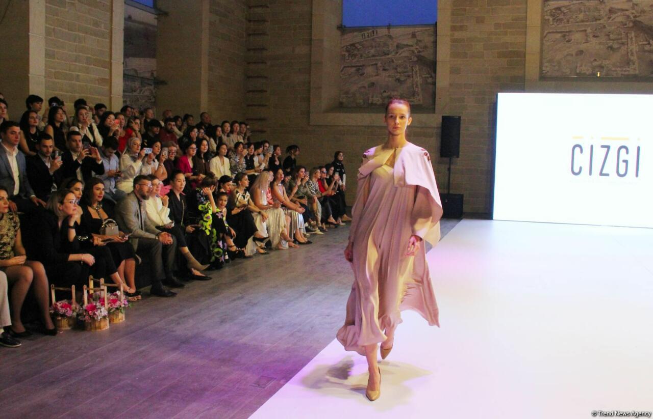 На открытии Azerbaijan Fashion Week представлена коллекция Гюльнары Халиловой "Cizgi"