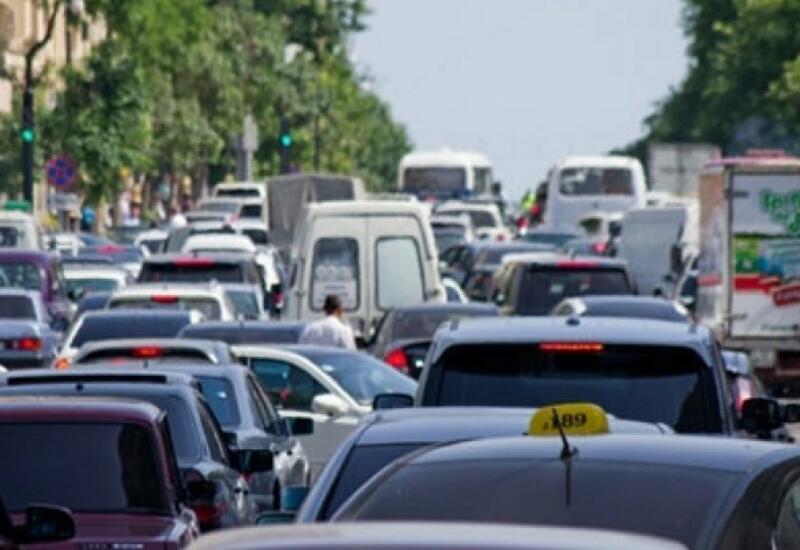 На этих улицах Баку наблюдаются пробки