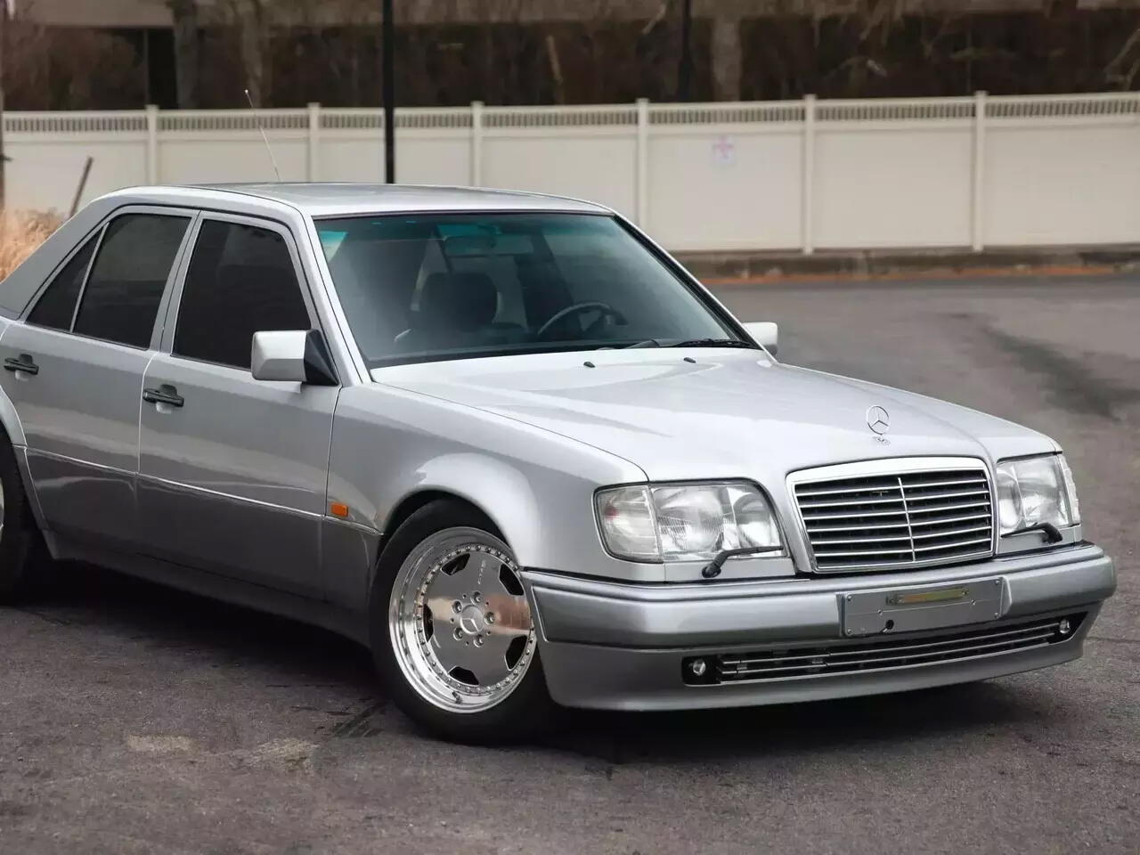 Редчайший седан Mercedes-Benz E60 AMG появился в продаже