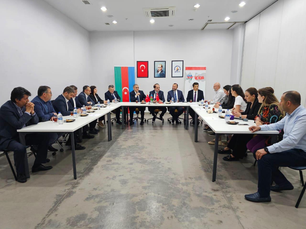 Azərbaycanlı deputatlar Türkiyədə seçkilərə hazırlıqla tanış olublar