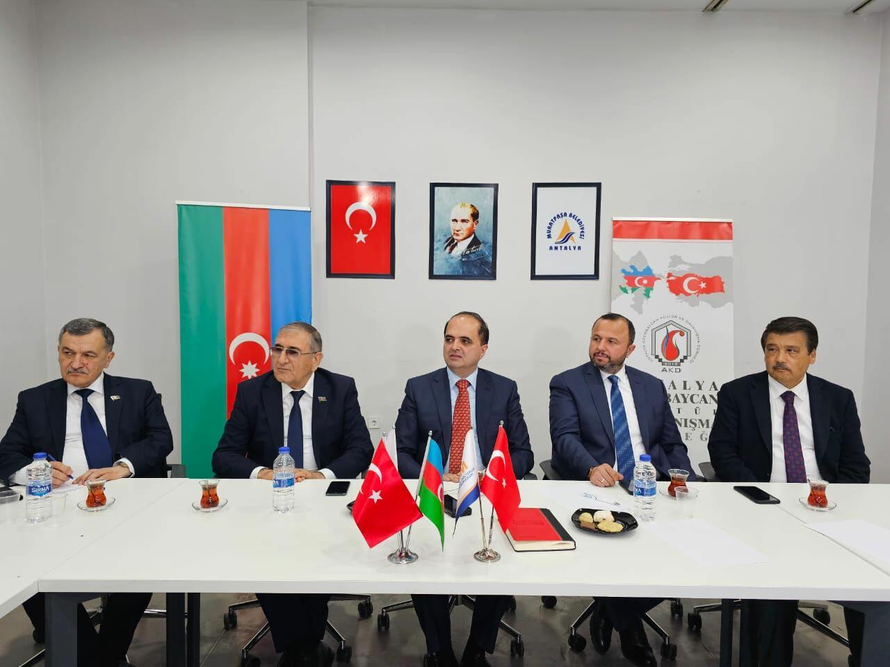 Azərbaycanlı deputatlar Türkiyədə seçkilərə hazırlıqla tanış olublar
