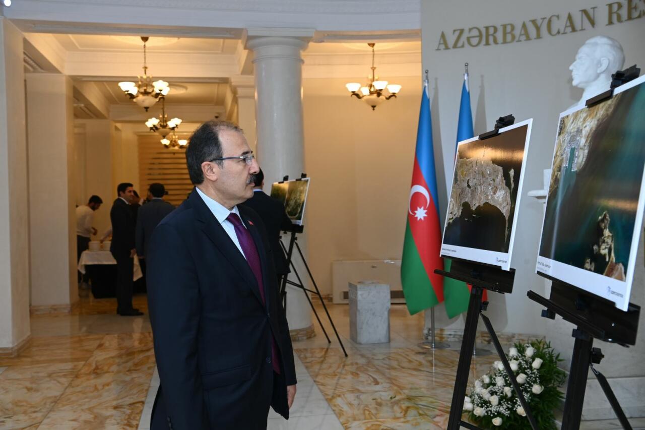 “Azersky” peyk təsvirlərinə həsr olunan sərgi keçirilib